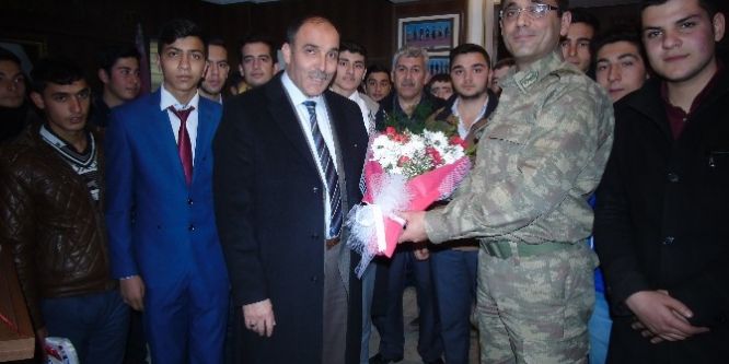 İHL öğrencileri askerleri ziyarette bulundu