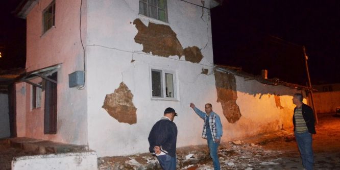 Depremde evi hasar gören vatandaşlar için çadır kuruldu