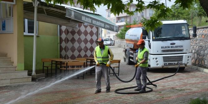 Cami önleri ile cadde ve sokaklar temizleniyor