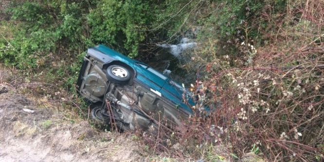 Kontrolünü kaybeden otomobil dereye uçtu