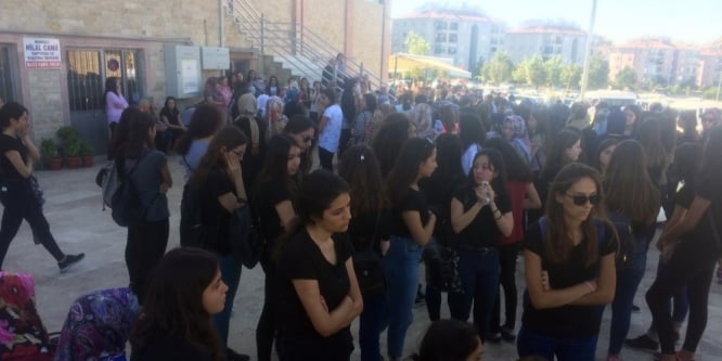 Trafik kazasında ölen kardeşleri arkadaşları siyah tişörtlerle uğurladı