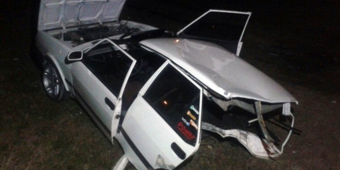 İki otomobil kafa kafaya çarpıştı: 3 yaralı