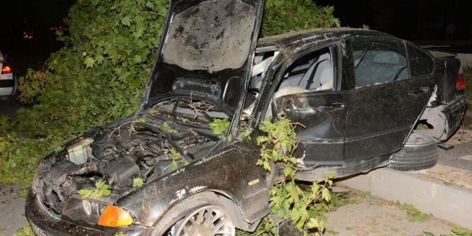 Refüje çıkan otomobil ağaçlara çarptı