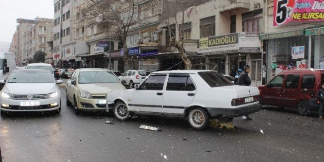 Zincirleme kazada maddi hasara yol açtı