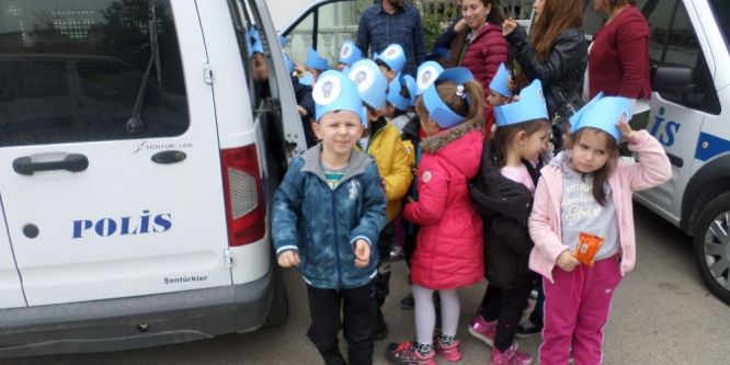 Miniklerden polis amcalarına ziyaret