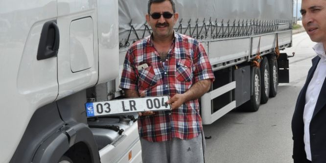 Kazadan sonra yere düşen plaka sayesinde kaçan sürücü belirlendi