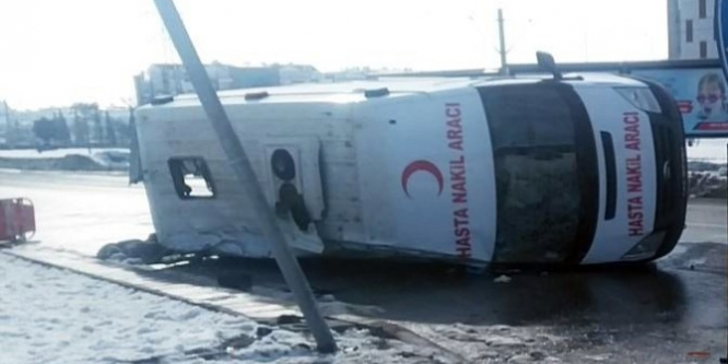 Hasta nakil ambulansı kaza yaptı: 4 yaralı