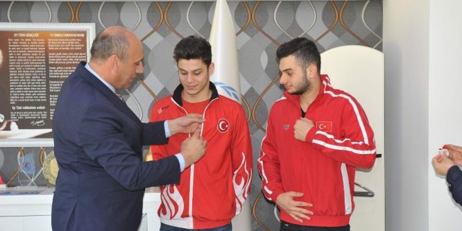 Altın kulaçlara altın hediye edildi