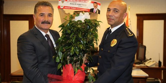 Başkan Tuna’dan polise çiçekli kutlama