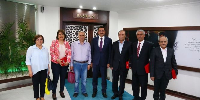 Başkan Ak’tan emekli personele teşekkür plaketi