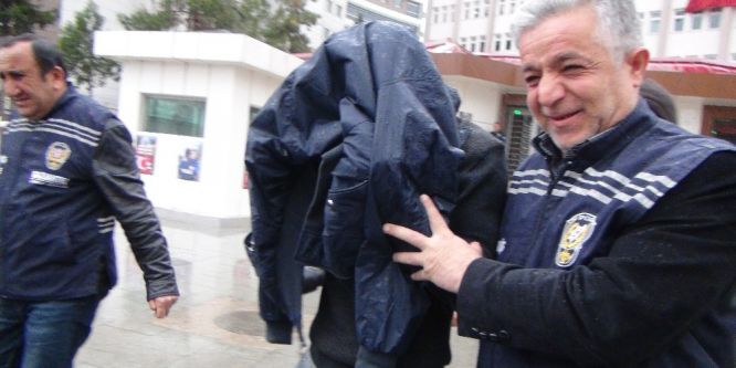 Yaşlı çiftin paralarını çalan dolandırıcı yakalandı