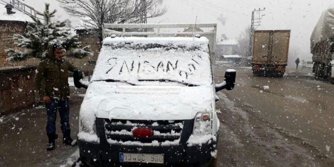 Bingöl’ün Yedisu ilçesine kar yağdı