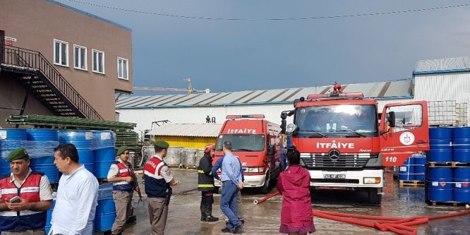 Kozmetik fabrikasında çıkan yangın paniğe yol açtı