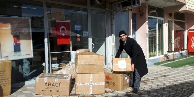 İHH’li kadınların ördüğü kazaklar Suriyeli çocukları ısıtacak