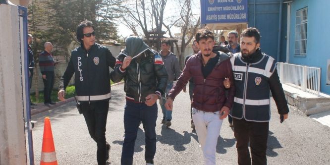 Çaldıkları elbiselerle kıyafet dükkanı açtılar