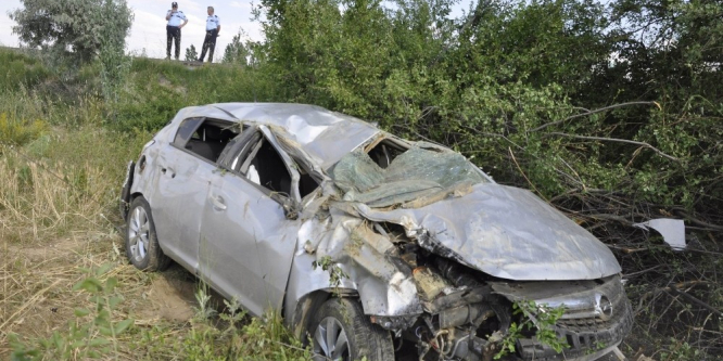 Hurdaya dönen otomobilden yaralı kurtuldu