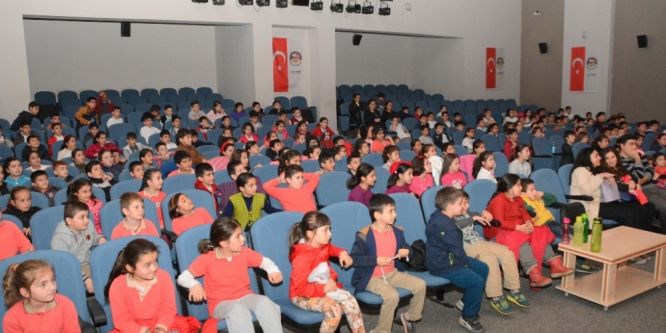 Körfez’de 2 bin öğrenci tiyatroyla buluştu