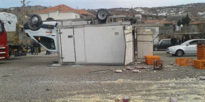 TIR ile yumurta yüklü kamyonet çarpıştı: 3 yaralı
