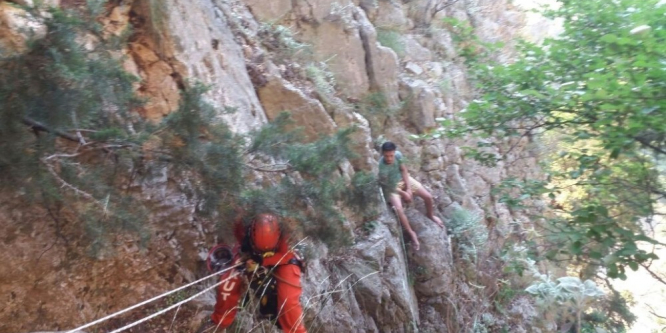 2 genci akut kayalıklar arasından kurtardı