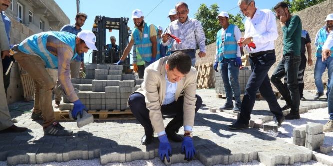 Ekinci, kilitli beton parke taşı döşeme çalışmalarını inceledi