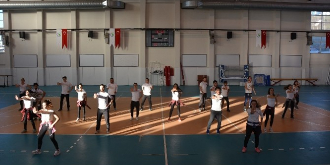 Öğrenciler toplumsal olaylara kayıtsız kalmıyorlar