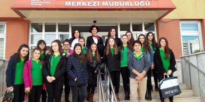 Samsun'da karne öncesi öğrenciler huzurevini ziyaret etti