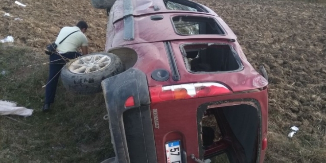 Yoldan çıkan hafif ticari araç tarlaya uçtu: 1 yaralı
