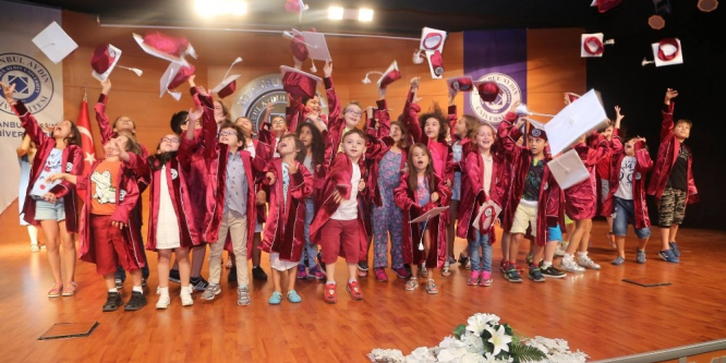 İAÜ Çocuk Üniversitesi’nde mezuniyet heyecanı