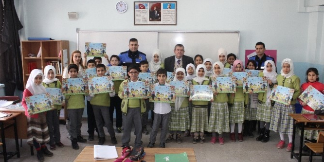 Adıyaman'da polisler öğrencilere yap-boz hediye etti