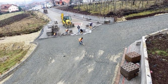 Başiskele Beldiyesinin mahallelerde yol onarım çalışmaları sürüyor