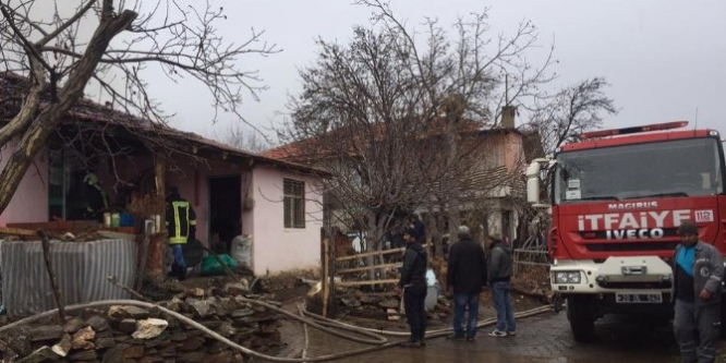 Çal ilçesinde ev yangınında bir kişi hayatını kaybetti
