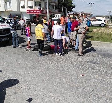 Manavgat’ta otomobil ile motosiklete çarptı: 2 yaralı