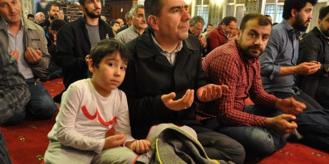 Berat gecesinde camiler doldu taştı
