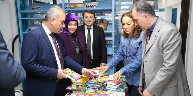 Altınordu Belediyesinden kütüphaneye kitap bağışı