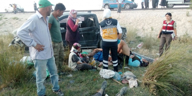 Tarım işçilerini taşıyan kamyonet takla attı: 2 ölü, 7 yaralı