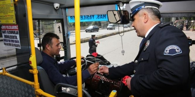 Polis sürücülere karanfil dağıttı