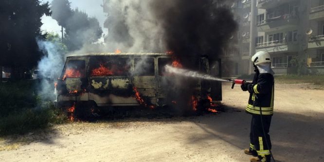Terk edilmiş minibüs küle döndü