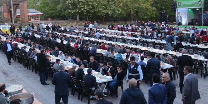 Belediyenin iftar sofrasına yoğun ilgi