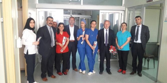 Hakkari’de hemşirelere karanfil dağıtıldı