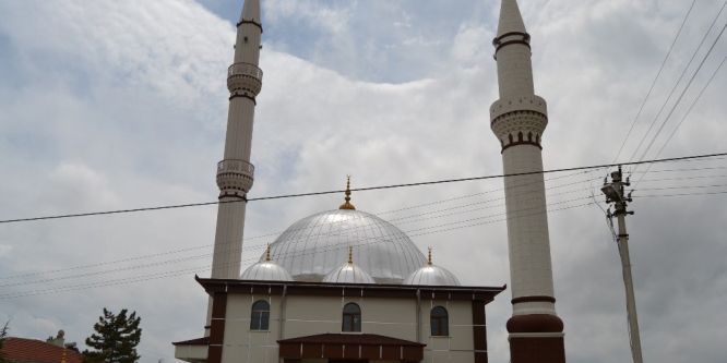Yapımı tamamlanan cami törenle açıldı