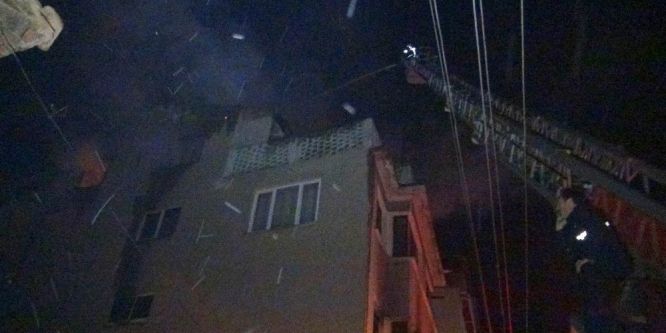 Eşini bulamayınca evini ateşe verdi