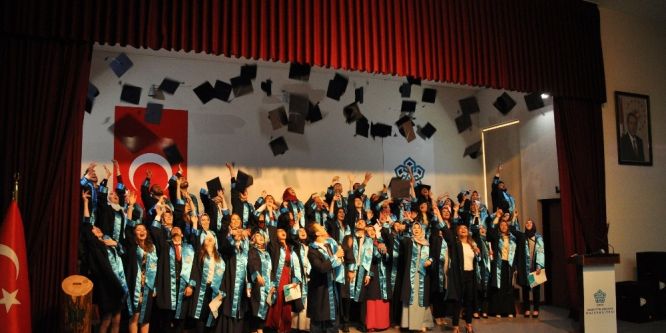NEÜ ilk mezunlarını törenle uğurladı