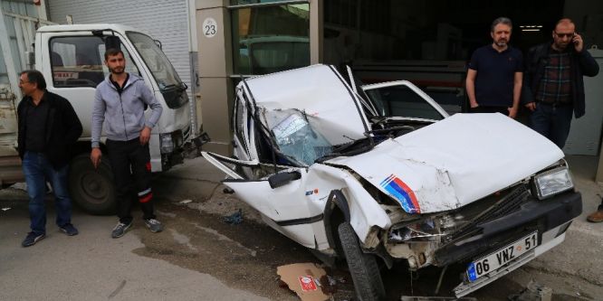 Freni boşalan kamyonet park halindeki araçlara çarptı