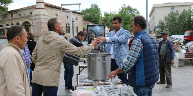 Vatandaşa sıcak süt ikramı