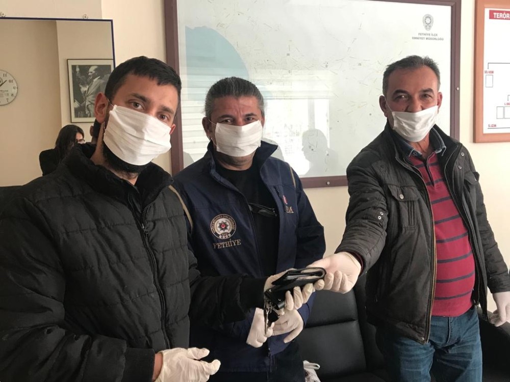 Cadde bulduğu cüzdanı sahibine ulaştırdı 
