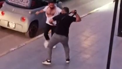 Cadde ortasında kemerli bıçaklı kavga: 1 yaralı