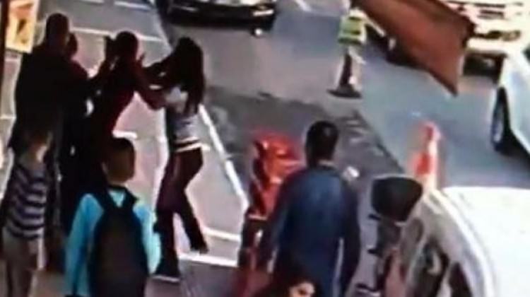 Cadde ortasında tartıştığı ablasını bıçakladı!