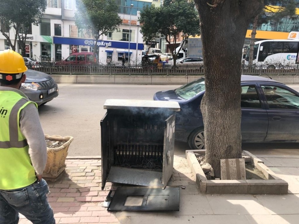 Cadde ortasında yanan elektrik trafosu korkuttu 