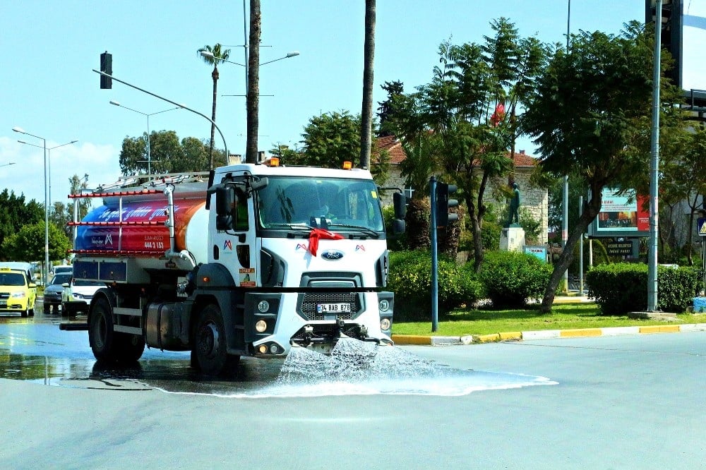 Cadde ve bulvarlar korona virüse karşı yıkandı 