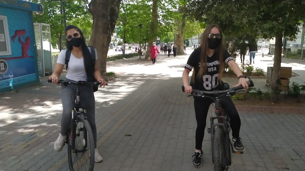 Cadde ve sokaklar gençlerin 